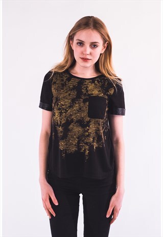 GOLD PRINT T-SHIRT WITH FRONT POCKET IN BLACK