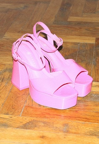 Vintage Y2K platform heel shoes in hot pink