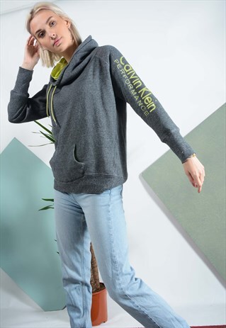 CALVIN KLEIN HOODIE IN GREY WITH SPELL OUT LOGO.