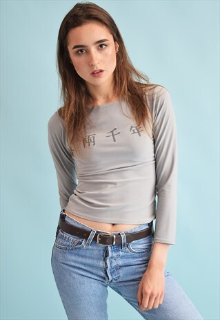 90'S RETRO SLOGAN PRINT FESTIVAL STRETCH TOP