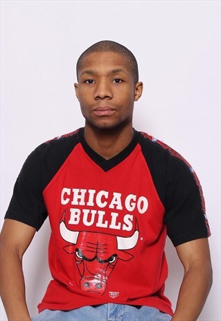VINTAGE CHAMPION TAPE LOGO CHICAGO BULLS V-NECK T-SHIRT RED