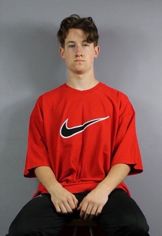 VINTAGE NIKE T-SHIRT IN RED WITH EMBROIDERED LOGO. SIZE XL.