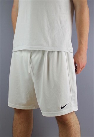 VINTAGE NIKE SHORTS IN WHITE WITH LOGO AND DRAWSTRINGS. SIZE