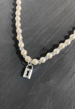Beaded necklace with pearls and padlock