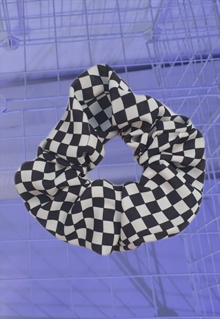 OVERSIZE SCRUNCHIE IN CHECKERBOARD