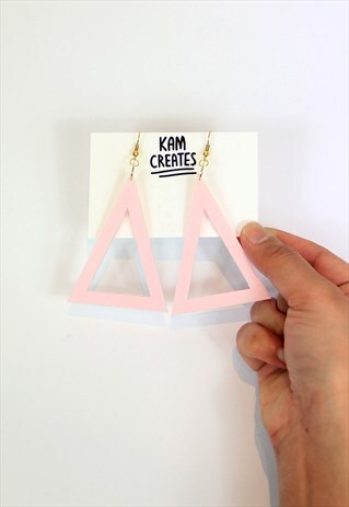 TRIANGLE STATEMENT EARRINGS IN PEARLESCENT PINK
