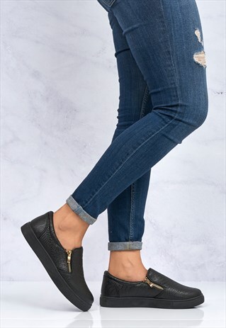 ZIP DETAIL SKATER SHOE IN BLACK