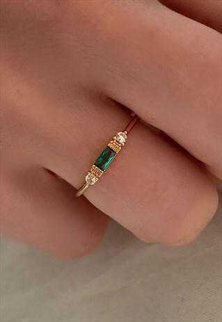 18CT GOLD EMERALD GREEN CUT CUBIC ZIRCONIA RING, DAINTY