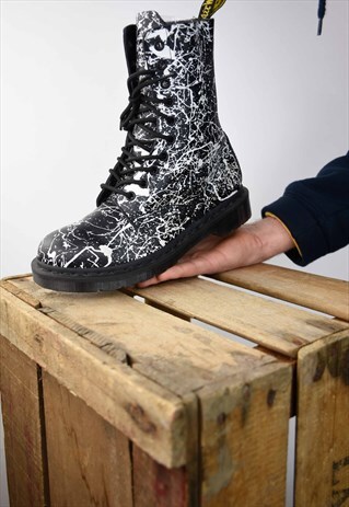 VINTAGE 90S DR MARTENS 10 HOLE BLACK AND WHITE PRINT BOOT