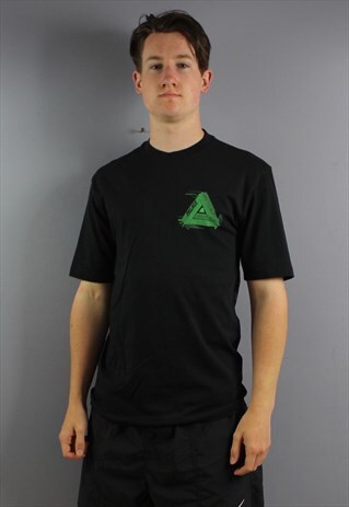 PALACE SURKIT T-SHIRT IN BLACK WITH PRINTED LOGOS ON THE FRO