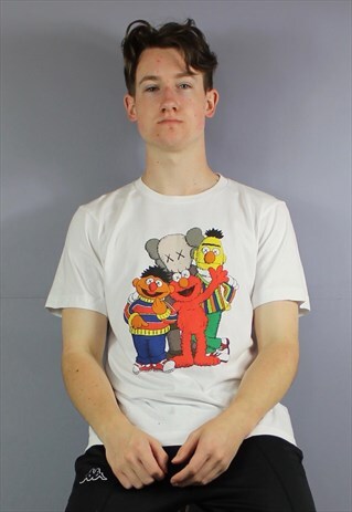KAWS X SESAME STREET UNIQLO T-SHIRT IN WHITE WITH PRINTED LO