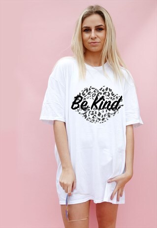 WHITE OVERSIZE TSHIRT PRINT WITH BE KIND MONOCHROME SLOGAN