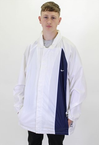 VINTAGE NIKE LOGO COACH JACKET IN WHITE XL
