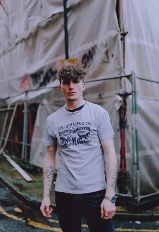 GREY LEVI'S SPELL OUT T-SHIRT