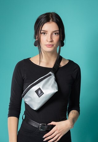 WAIST BAG IN SILVER WITH LOGO AND LINING