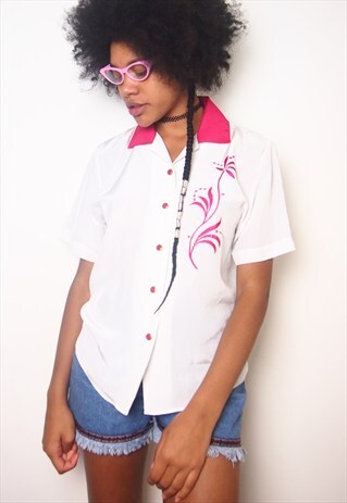 WHITE T SHIRT WITH PINK COLLAR