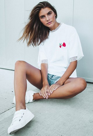 EMBROIDERED ROSE TEE WITH LACE HEM