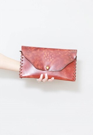 VINTAGE 1970'S PRETTY BROWN FLORAL TOOLED LEATHER CLUTCH