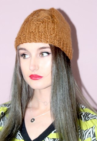 CUTE VINTAGE 90'S NEUTRAL CAMEL CABLE KNITTED BEANIE HAT