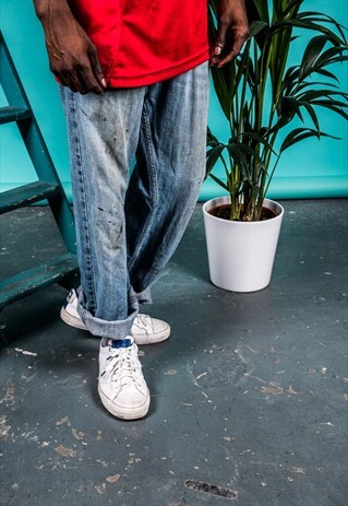 VINTAGE LEVI'S 514 JEANS IN BLUE WITH PAINT MARKS