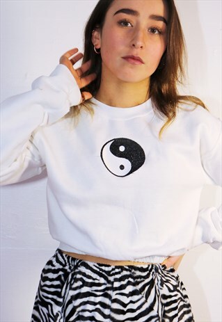 CROPPED EMBROIDERED SWEATER IN WHITE