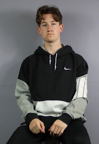 VINTAGE NIKE HOODIE IN BLACK WITH EMBROIDERED LOGO AND POUCH
