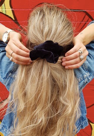 BLACK LUXE VELVET SCRUNCHIE