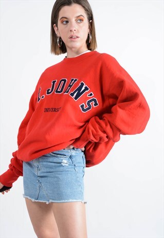 VINTAGE OVERSIZED COLLEGE SWEATSHIRT IN RED.