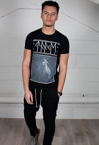 TAAKE STRIDENS HUS UNISEX T-SHIRT