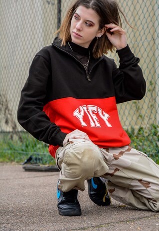 OVERSIZED 1/4 ZIP SWEATSHIRT WITH GRAPHIC DESIGN.