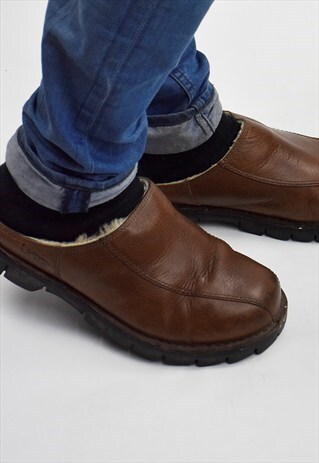 VINTAGE UGG SHEARLING LINED LEATHER SLIP ON SHOE