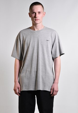 VINTAGE EARLY 2000S NIKE T-SHIRT
