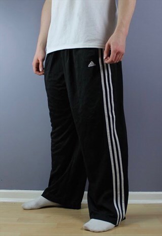 VINTAGE ADIDAS JOGGERS IN BLACK WITH EMBROIDERY AND POCKETS