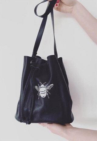 BUCKET BAG IN BLACK WITH BEE EMBROIDERY
