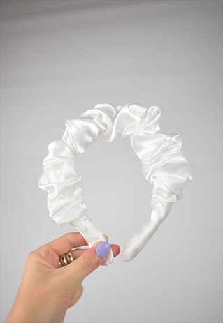 SATIN SCRUNCHIE HEADBAND IN OPTIC WHITE
