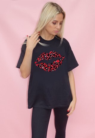 RED LEOPARD LIP TSHIRT IN BLACK