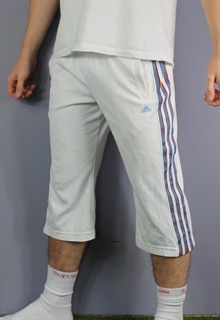 VINTAGE ADIDAS 3/4 LENGTH SHORTS IN WHITE WITH POCKETS, EMBR