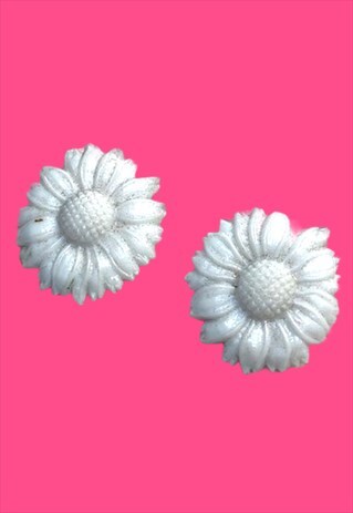 1960S VINTAGE WHITE PLASTIC DAISY EARRINGS