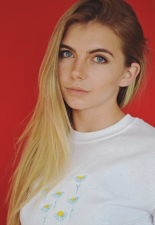 T-SHIRT IN WHITE WITH DAISY EMBROIDERY