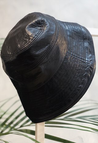 BLACK VINYL BUCKET HAT