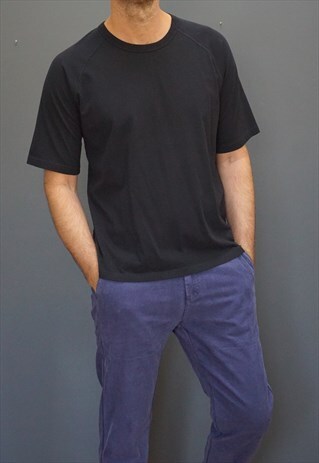 BLACK T-SHIRT WITH RAGLAN SLEEVE