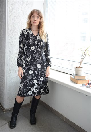 Vintage 70s Black/White Midi Long Sleeved Floral Print Dress