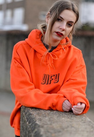 OVERSIZED HOODIE IN ORANGE WITH GRAPHIC LOGO.