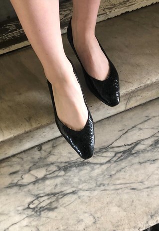 80'S VINTAGE SHOES ON 4,5CM HEEL MADE OF SHINY BLACK LEATHER