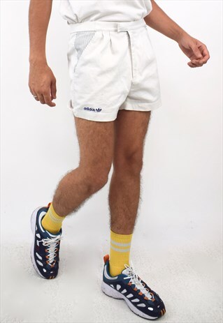 VINTAGE 90S WHITE NIKE LOGO DETAIL SHORTS