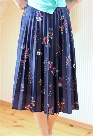 NAVY FLORAL PLEAT SKIRT