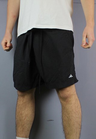 VINTAGE ADIDAS SHORTS IN BLACK WITH POCKETS, DRAWSTRINGS AND