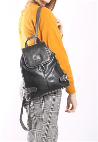 VINTAGE 90S BACKPACK IN BLACK FAUX LEATHER WITH BUCKLE