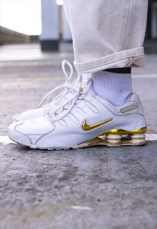 VINTAGE 2011 NIKE SHOX SWOOSH TRAINERS IN WHITE AND GOLD