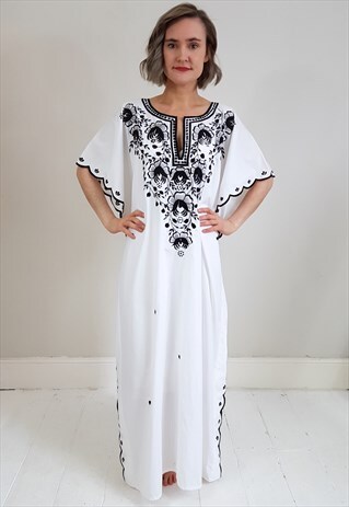 VINTAGE 90'S WHITE AND BLACK EMBROIDERED KAFTAN DRESS